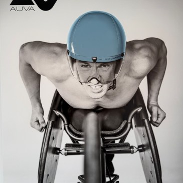 Ein Mann im Rollstuhl der Spitzensport betreibt
